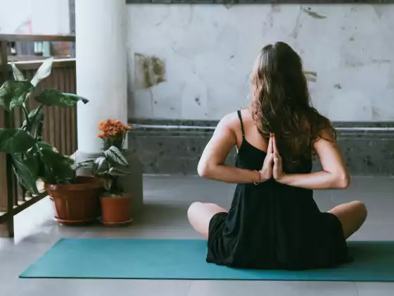 Malumanay na Yoga at Pagmumuni-muni